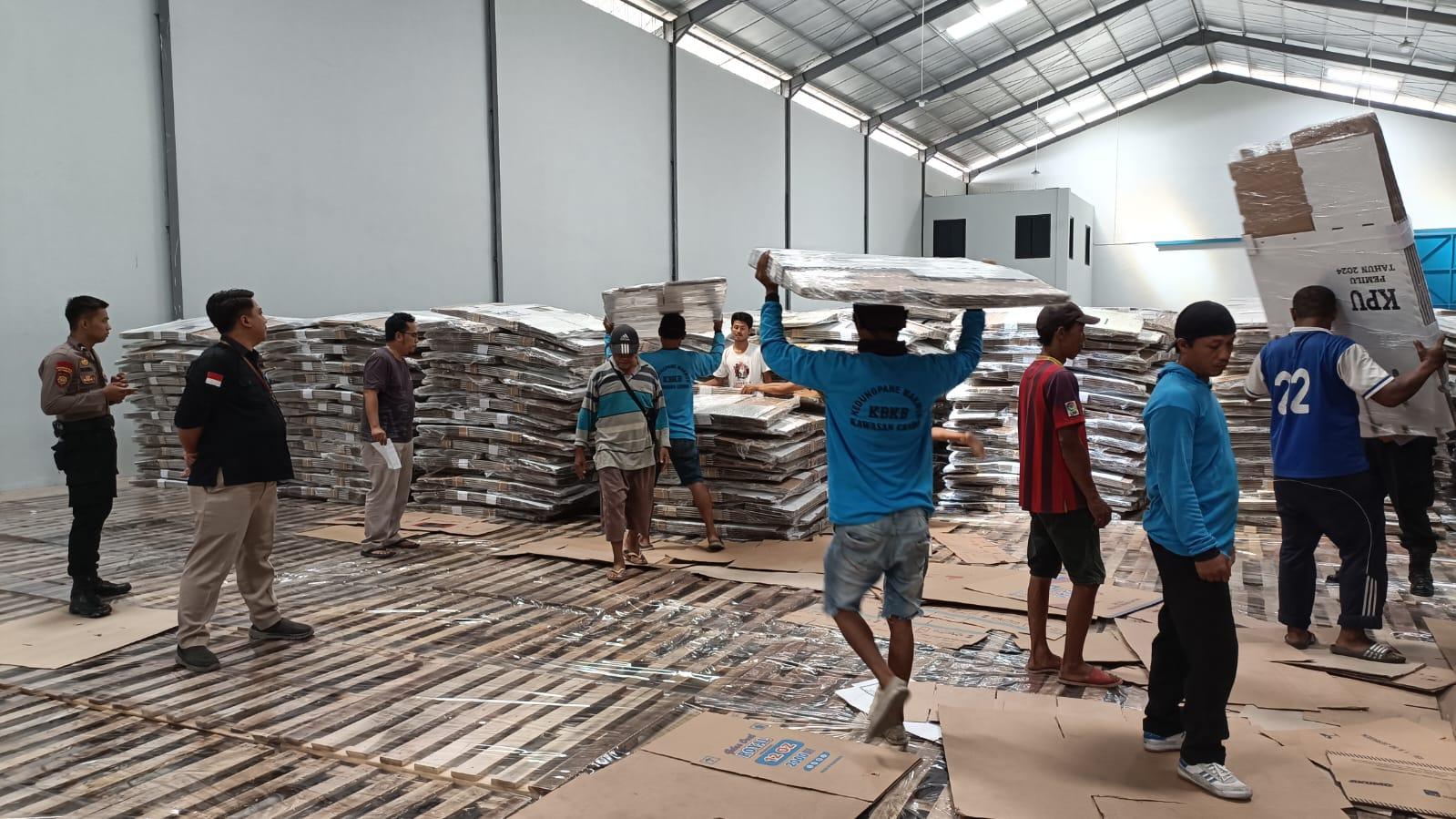 Tim dari Bawaslu Kota Semarang mengawasi logistik pemilu di gudang penyimpanan milik KPU Kota Semarang.