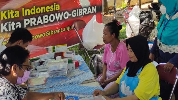 Warga sedang mengikuti pengobatan murah yang digelar relawan Prabowo-Gibran GN 08. (istimewa)
