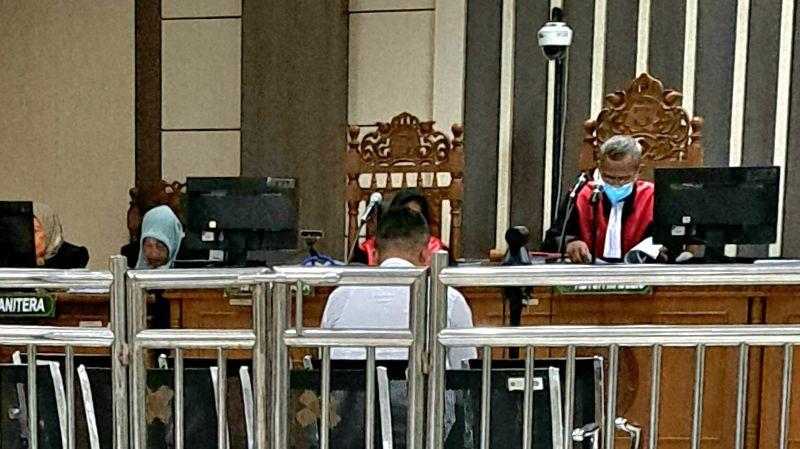 Kepala BTP Wilayah Jawa Bagian Tengah Putu Sumarjaya duduk di hadapan majelis hakim dalam sidang korupsi proyek DJKA. (baihaqi/jatengtoday.com)
