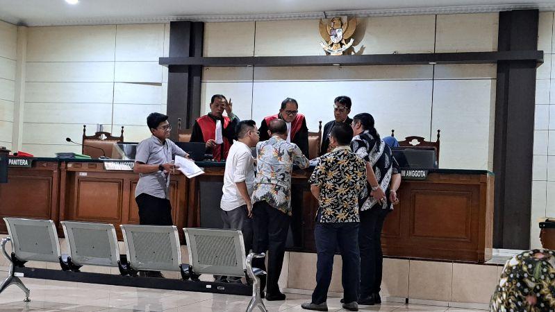dan tergugat mengikuti sidang sengketa tanah Genuksari Semarang. (istimewa)