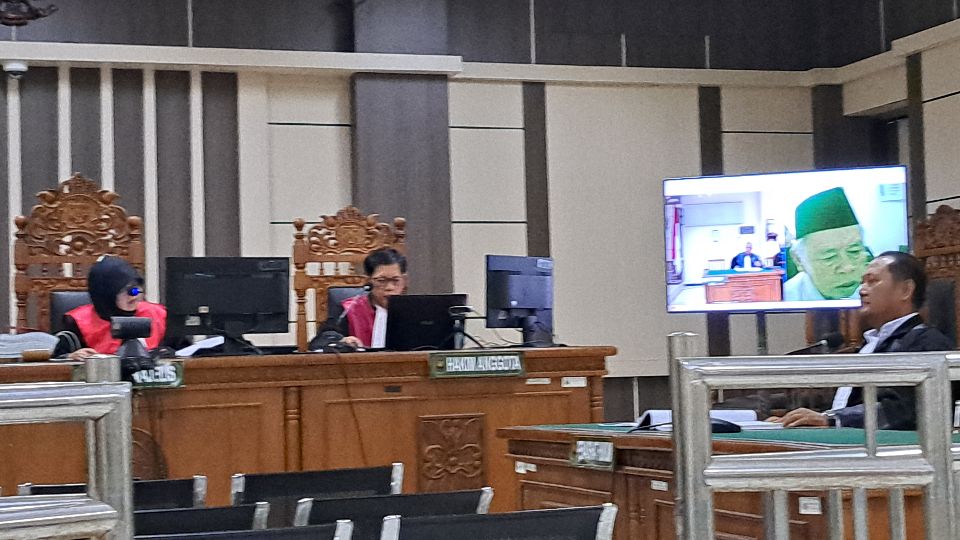 Eks Kades Kemiri Kidul Purworejo, Winarso mengikuti sidang secara daring (tampak di layar monitor) dalam sidang korupsi. (baihaqi/jatengtoday.com)