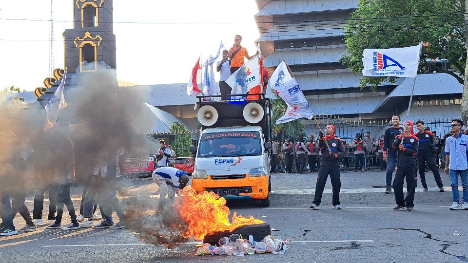 Buruh menggelar aksi tolak Tapera di Gubernuran Jateng. (baihaqi/jatengtoday.com)